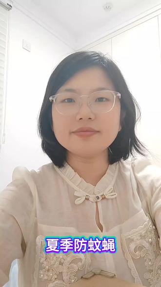 夏季养殖场灭蝇必看!苍蝇泛滥=病毒灾难,养殖户千万别大意
入夏气温升高、圈舍潮湿闷热,粪便污水堆积、饲料残渣遍地,正是苍蝇疯狂繁殖的黄金时期!
千万别小看一只小小的苍蝇,它就是养殖场最大的病毒传播源头!
一只苍蝇体表,能携带60多种致病菌、20多种病毒、几十种寄生虫卵。
在粪便、污水、畜禽身体、饲料饮水之间来回乱飞乱落,到处沾带病菌,直接传播大肠杆菌、沙门氏菌、呼吸道病、消化道病等各类畜禽常见病。
畜禽被病菌感染后,采食量下降、拉稀消瘦、生长变慢、抵抗力变差,轻则长势停滞、拉长出栏周期,饲料成本白白浪费;
重则引发全场交叉感染、反复发病,打针吃药花大钱,一不小心还会造成伤亡,一年辛苦养殖,全都白忙活!
更可怕的是苍蝇恐怖的繁衍速度!
夏季高温环境下,仅仅7-10天就能完成一代繁殖,卵→蛆→蛹→成虫快速蜕变。
一只母苍蝇,一生就能产卵400-600粒,一次交配,终身不停产卵!
短短几十天,一对苍蝇就能繁殖出成千上万上亿只后代,越繁殖越多,越飞越泛滥,病菌病毒成倍扩散传播!
苍蝇越多,病菌越多,畜禽发病率越高,养殖亏损就越大!
圈舍蝇子满天飞,根本不是小麻烦,是藏在养殖场里的隐形大隐患!
夏季养殖,灭蝇就是防疫,灭蝇就是保产量,灭蝇就是保住自己的辛苦利润!
咱们厂家专业畜牧专用高效苍蝇药,安全无毒不伤牛羊鸡鸭、不伤畜禽孕畜,见效快、持效久,从根源灭蝇控卵,阻断苍蝇繁殖链条,彻底切断病毒传播途径!
趁早用药灭蝇驱虫,圈舍干净无蝇虫,畜禽少生病、长势好、少遭罪,夏季养殖稳稳当当多赚钱
#牛羊防苍蝇 #养殖场灭蝇 #蚊蝇防控 #苍蝇危害 #圈舍驱蚊蝇