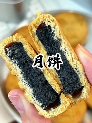这铁盒豆沙馅月饼真的绝了!吃月饼就得吃这种传统纯黑豆沙月饼,酥软的外皮包裹着满满的黑豆沙馅饼#超好吃 #黑豆沙月饼 #好吃到停不下来