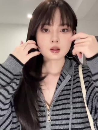 杏色抽绳连帽条纹针织开衫女秋季韩版宽松加厚毛衣外套女#外套 #开衫 #连帽 #毛衣 #上衣