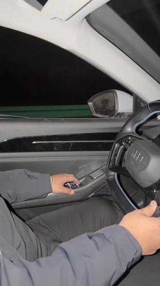 吉利银河L6车窗多次失灵,到4s店更换升降器不到两个星期问题重现,反馈到4s店,工作人员只说给处理给处理其实并没有拿出有效的解决方案,电脑屏幕行驶过程中多次黑屏死机,工作人员要证据,试问开车行驶过程中电脑死机谁会第一时间拿出手机记录而不是着急处理问题,黑屏问题多次出现,4s店给出的答案是车辆没有进行升级,车窗失灵给出的答案是没有进行学习,开到4s店以后升级学习更换升降器以后不到半个月所有问题重新出现,他们给出的结论是等他们找问题,人身安全不能保障,今年2月份买完车以后问题频出,品控超级差,工作人员只会拖着,实际上没有解决任何问题,我们买车现在不是为了方便,而是一个存在极大安全隐患的电子玩具,工作人员美名其曰电脑死机黑屏并不影响驾驶,我想问问大家电车电脑屏幕死机不管在什么道路上是否敢继续行驶#吉利 #吉利汽车 #吉利银河 @吉利汽车 @吉利银河 @吉利新能源