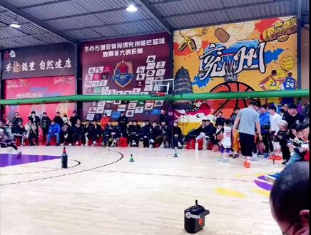 跟着孙阳指导练梅花桩运球,基本功直接焊死在身上!压低重心蹬地发力,变向、转身、脚步联动一气呵成,既练平衡感又磨控球节奏,不管是少儿青训还是成人提升,都能精准夯实基础,临场反应和突破效率双飙升~ 告别无效运球,每一次训练都在为实战蓄力!
#孙阳梅花桩运球教学 #篮球基本功天花板 #青训干货分享 #运球突破秘籍#篮球教练 #少儿篮球