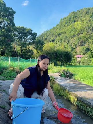 自己洗了4年了,这款洗发水三件套真的太好了,它用起来温和还不刺激,让你拥有清爽蓬松的好心情。它可以有效清洁你的头皮,还能滋养呵护你的秀发,让你的头发更加强韧,同时还能达到控油蓬松的效果。干枯毛躁的都可以洗,这么好的洗发水三件套千万不要错过了,赶紧点击链接购买吧!#洗发水 #洗发水推荐 #洗发水推荐