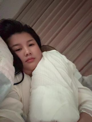 5点20准时要喝奶,7点半会哭着醒过来,然后就要抱在肩膀上,都已经习惯我的肩膀怀抱里拉,但是我真的好困,本来我可以不用带他睡觉的,但是人家都说自己不带孩子,以后孩子和自己不亲,白天我要工作我没办法全心全意带他,只有晚上带他睡觉,其实他也很乖,只是偶尔和我撒撒娇而已!@小表妹•宝妈生活(直播号) @小表妹当妈妈啦(小号好物分享)