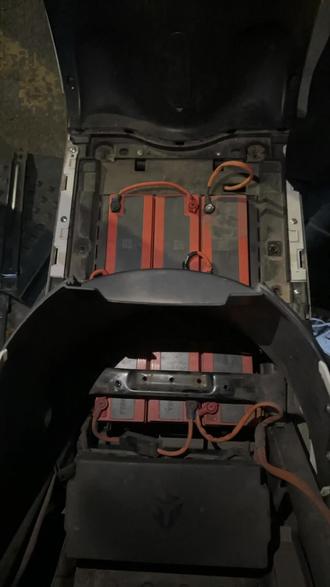 雅迪冠能M6升级72V70Ah续航180+