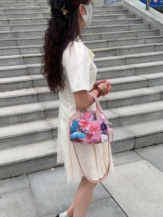 少女甜美可爱的多口袋手机零钱包方便出行日常上班还是短途旅行便捷实用单肩斜挎手提包#百搭包包 #美包分享 #休闲便携包 #单肩斜挎包 #出门必备