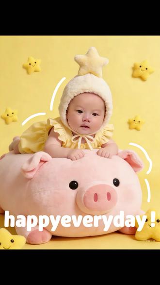 在家拍百天照太香了!豆包AI生成粉色小猪主题,新手宝妈直接抄 百天照的仪式感,真的不用去影楼花大价钱!
在家用豆包AI,就能给宝宝生成专属的治愈系艺术照,保留宝宝真实五官,软萌感直接拉满✨
这组粉色小猪主题真的太戳宝妈了,浅黄色背景+星星元素,还有happyeveryday的美好祝福,发朋友圈直接被问爆!
✅ 直接抄的万能提示词给你们放这了:
保留宝宝真实面部特征,美白肤色,百天宝宝头戴星星人同款毛绒系带帽子,身穿浅黄色荷叶边连衣裙,趴在超大粉色猪毛绒玩偶肚子上,浅黄色背景,周围黄色小星星毛绒玩具,白色线条元素,白色文字“happyeveryday!”,温馨治愈,3:4构图
手残党、新手宝妈零门槛,一杯奶茶钱都不用,就能给宝宝拍一组不撞款的百天纪念照,快给你家宝贝安排上!百天照在家拍、豆包AI生图教程、百天宝宝艺术照、低成本百天照、AI宝宝照生成、粉色小猪宝宝照、新手宝妈必学#豆包AI #豆包出大片有两把刷子 #百天照 #宝宝照 #AI摄影 豆包AI儿童艺术照指令