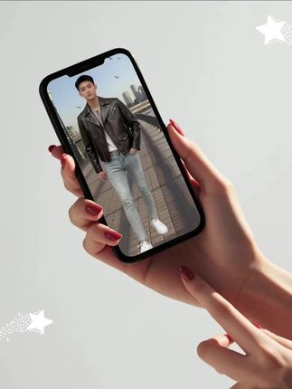 夏日型格的“清爽密码”,藏在这条浅蓝色九分牛仔裤里! 2025夏季新款自带潮感,浅蓝底色像滤过的夏日阳光,清爽不刺眼,走在街上自带降温buff。韩版修身小脚版型是显瘦“神助攻”,顺着腿型收束却不紧绷,多余肉肉全藏好,九分长度刚好露脚踝,视觉上腿长直接“拉满”。 最妙的是那几道随性抓痕,不是刻意的破洞,而是自然做旧的纹理,给简约款添了份不羁态度——配白T是校园学长的干净,搭印花衬衫是街头潮男的随性,踩帆布鞋慵懒,蹬运动鞋利落。 关键是弹力面料太懂夏天,久坐不闷、跑跳不勒,裤腰微弹还能包容“小肚腩”。一条裤子搞定通勤、约会、逛街,夏季男生的穿搭效率,被它狠狠拿捏了~ #浅蓝色九分裤 #夏季潮流牛仔裤 #韩版修身显瘦 #抓痕设计感#潮流时尚穿搭