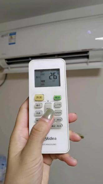 1.空调遥控器上的这个功能,省电又健康!
都2025年了,还只会用空调遥控器调温度高低?其实,空调遥控器上藏着不少实用功能,学会了能省不少事,还更健康。
首先是ECO模式,开启这个模式,空调会持续8小时以低频率稳定运行,8小时后会自动退出。这个模式比较省电,适合晚上睡觉开。
然后是防直吹功能。空调会自动调整挡风板角度和风速,避免冷风直吹,老人小孩用着更舒服。
还有自清洁功能,它可以清洁空调内部蒸发器,延长空调寿命,减少室内空气环境的危害。
要是不知道自家遥控器怎么用,可以看看说明书,很容易找到对应的操作方法。
学会这些操作,空调用着更舒适。
话题:#美的空调 #空调使用技巧 #无风感 #省电 #ECO
