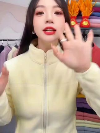 “春蚕到死丝方尽,保暖穿搭暖人心。面料柔软如云朵,奥利绒外套,秋冬必备!🧥✨ #保暖穿搭 #柔软舒适”