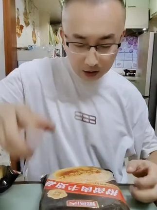 酥皮牛肉馅饼,现做现发,金黄酥脆,肉馅满满,老爸吃的香喷喷。