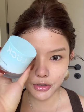 底妆这块就没人能卷过luckplus! 新升级凉感#贴贴霜 添加清凉因子,冰冰凉凉超级清爽!非常适合夏天上妆容易卡粉斑驳的姐妹#底妆 #保湿 #妆前#无限回好用购的宝藏单品