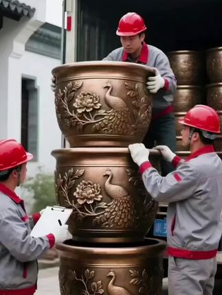 特大号树脂浮雕大花盆批发 这尺寸真的“犯规”!别家花盆在它面前都算小字辈,种花、种树、养荷、养鱼,想怎么造作就怎么造作~ 不光“肚量”惊人能装下整片小花园,颜值更是杀疯了!古铜金配色+3D立体浮雕,往小院一放,直接把氛围感拉满,邻居看了都得追着问链接! 关键是加厚树脂材质,风吹日晒摔不烂,买一次能陪你养花十几年,妥妥的养花搭子天花板! #超大花盆 #庭院C位摆件 #养花神器 #绿植控必备 #仿陶瓷花盆