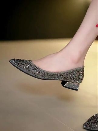 【气质好看满钻压花小单鞋粗跟软底软面百搭仙女舒适女尖头平底鞋】#满钻小单鞋#百搭单鞋#尖头平底鞋#水钻单鞋 #单鞋