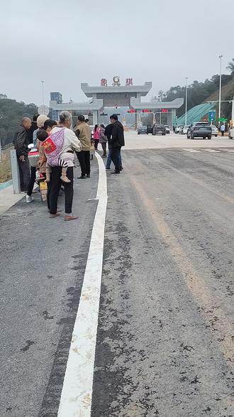 冇见过大蛇呵屎,各村人都来看,财路通。