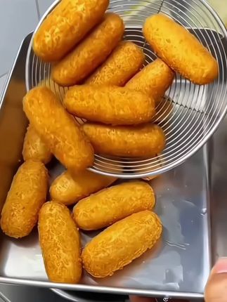 这是一道大人小孩都喜欢吃的甜品美食,红糖糍粑,一口爆浆,糯叽叽的好好吃 #爆浆红糖糍粑 #太好吃了 #在家做美食 #超便宜超划算