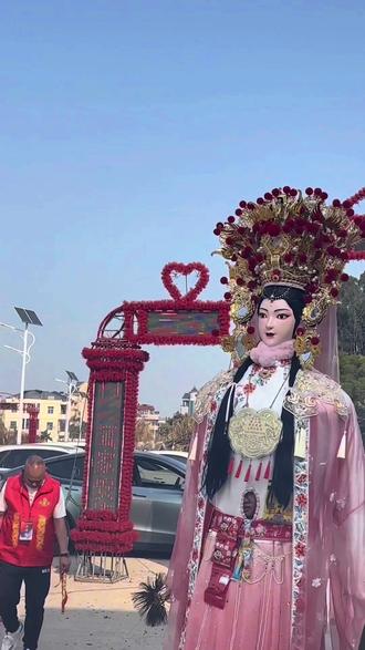 福州市长乐欧阳村游神 #福建民俗游神 #记录身边的传统文化 #福建游神场面好震撼
正月初六,阳光明媚,再次到福州长乐欧阳村亲历传承百年的游神盛典:马夫开道,神将威武,华光大世子、二世子帅气,二郡主娇俏,大圣气场十足,塔骨神像威仪尽显,锣鼓铿锵、旗幡浩荡,神明所到之处烟花爆竹震耳欲聋,寓意着迎神、净路、祈福、热闹,旁观的我感受到了闽越大地最虔诚的新春祈福。
欧阳村还为游客精心准备了暖心暖胃的免费鱼丸汤,让五湖四海的异乡人把长乐的年味与温柔留在了心里。返程途中发现对面车道已经拥堵,长长的路边整齐排列着各种烟花爆竹,可以想象得到晚上的游神活动肯定流光溢彩,烟花绚烂,下次一定要看晚上的游神呀。
最后借用欧阳村大榕树上面的祈福许愿牌送给看到这条抖音的各位:祝大家马年吉祥如意,喜乐顺遂,前程似锦。