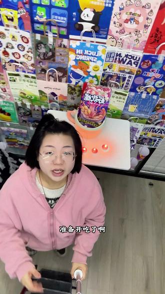 吃螺蛳粉点蜡烛能不能去味呢?今天来实测记录一下。直接给答案,有用,但最好不要选密闭空间!
昨天中午在公司会议室测试的,是个密闭空间。全程点着蜡烛煮着吃的,煮的过程中个人体感比没点蜡烛味道淡一些,衣服也没有留下味道。吃完蜡烛又点了半小时,基本房间闻不到味道。下班的时候稍微又透了点味道上来,第二天一早到公司会议室还是能闻到一些味道的,又点了半小时蜡烛现在基本没味道了。
如果想尝试螺蛳粉的朋友,建议还是要在能通风的环境里吃,配上蜡烛味道去的稍微快一些。
我这次测试发现烧的时候是味道最大的,在家里的朋友可以厨房灶台上烧,让油烟机抽走烧的时候的味,吃的时候或者吃完,点上蜡烛,开点窗户,这样散的很快,也不留味。#蜡烛去味 #螺蛳粉去味 #生活小妙招 #亲测有效