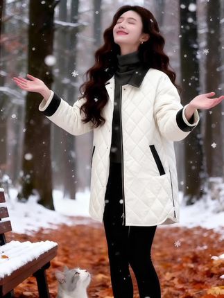 《初雪与旧衣的约定》  @DOU+小助手 @DOU+上热门 @热点宝 林薇裹紧那件米白色菱格棉服时,指尖触到了领口的黑皮边——那是三年前阿哲送她的礼物。  雪簌簌落在林间,她闭眼张开双臂,像当年在画室初见时那样。那时他说:“这衣服的菱格,就像我们要一起画满的故事格子。”  如今阿哲成了远方的摄影师,而这件棉服依旧温暖。身旁的猫咪仰头蹭她裤脚,她笑了,雪花落在睫毛上,恍若阿哲镜头里的碎钻。  “阿哲,”她轻声说,“你看,初雪和旧衣,都还在等你呢。”  风卷着落叶与雪沫掠过衣摆,仿佛回应着一个关于重逢的秘密约定。#微胖女生秋季显瘦风衣测评 #都市通勤旅游两相宜look #穿搭 #保暖又好看 #大码搭配