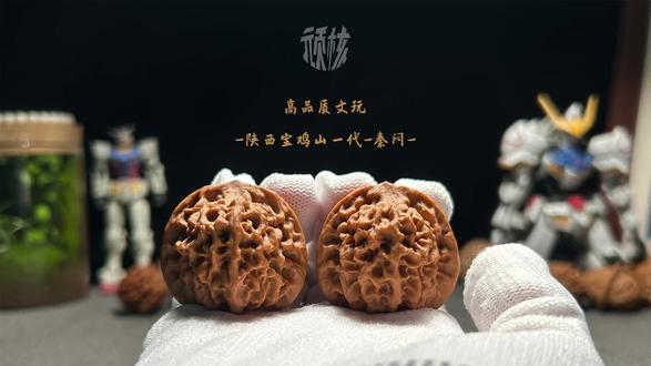 25赛季全品 38陕西一代秦闷 边38.06/38.16
肚37.26/37.16
高35.42/35.26
重17.7/16.9 共34.6克
38全品 拿下树季的来比 山字尖 端肩方肚 四面主筋居中对称深邃珊瑚纹 骨质瓷实 走色好看 喜欢整#秦闷 #文玩核桃 #文玩爱好者 #秦闷狮子头 #文玩