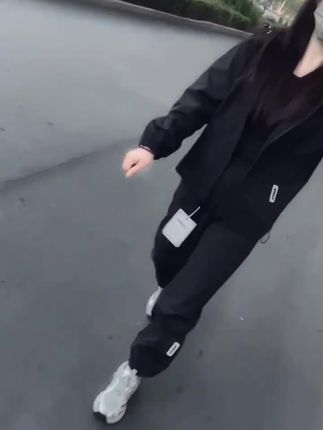 很喜欢一句:“所有的事, 只要你认为值得就好.”#休闲套装 #减龄套装 #早秋穿搭