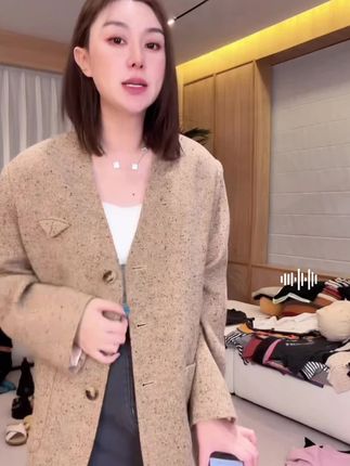 #秋冬都市硬核穿搭 姐妹们,这件小香风真的太好看了,它是这种比较经典的款式,就是不会特别挑人的那种,而且上身之后显得整个人很温柔,尤其是搭裙子的时候,一整个就是淑女的感觉。#强烈推荐 #快来围观 #时髦穿搭 #林肉肉