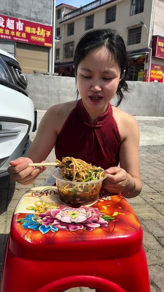 哈哈哈 怀念小时候随处蹲的吃法 不管是吃凉面还是吃饭 都喜欢蹲着 张家界老乡们 有没有这么干过😎#妈呀太香了 #张家界 #凉面 #张家界凉面在长沙
#真实生活分享计划