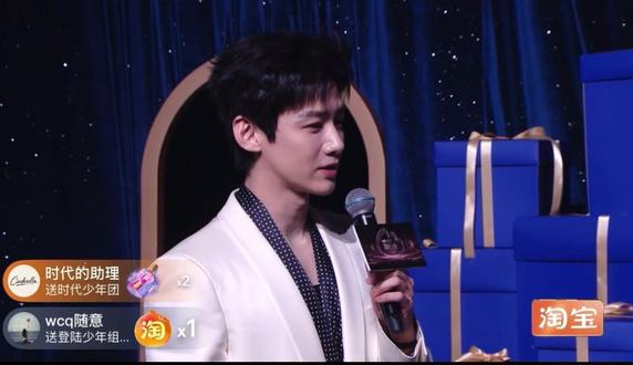 白敬亭每次送礼物都那么真诚大方! 黄渤老师抽到了小白送的礼物~小白的礼物非常有寓意啊不仅宣扬了家长怀柔还给对方送上一份美好的祝福!顶顶好的白敬亭!#白敬亭 #微博之夜 #微博之夜白敬亭