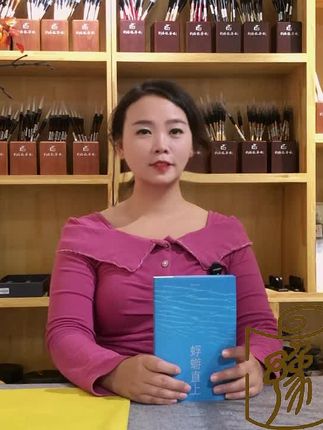 悦读精彩|《蜉蝣直上》 这本书并非舞台段子的集合,而是小佳积攒在心底多年的话的“和盘托出”。他真诚地书写了童年的隐痛、与家庭的复杂情感、对故乡闽南的观察,以及他如何与痛苦和解的经历。书中有笑有泪,充满了真实的生命力。 #蜉蝣直上#好书推荐 #好书分享