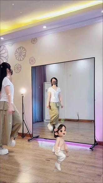 我问风扇我丑吗,它摇了一晚上的头#得意的笑 #一学就会系列 #热门音乐🔥 原创@杨十八爱跳舞