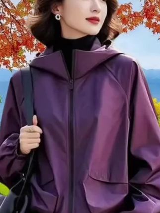 姐妹们,被追着问的小香风连帽冲锋衣来啦! 2025春秋季新款,绝对的爆款担当🔥   经典小香风粗花呢纹理,高级感直接拉满,穿上身瞬间变身精致女孩。连帽设计超减龄,元气值upup💯而且它真的巨百搭,搭牛仔裤就是随性的街头风,配裙子又变得温柔优雅,完全不挑风格~   面料防水又透气,春天的细雨、秋天的微风,都能轻松应对🌬️无论是日常出街、约会还是户外运动,穿它都很合适!   还在纠结春秋穿啥的姐妹闭眼入,真的入股不亏!   #早秋穿搭三分钟出门不是梦#小香风冲锋衣 #2025新款 #百搭外套@DOU+上热门 @DOU+小助手