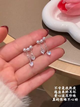 凭咱俩的关系,好朋友送我一对不过分吧!#耳环#时尚饰品#是时候安排一下了#耳钉小众高级感