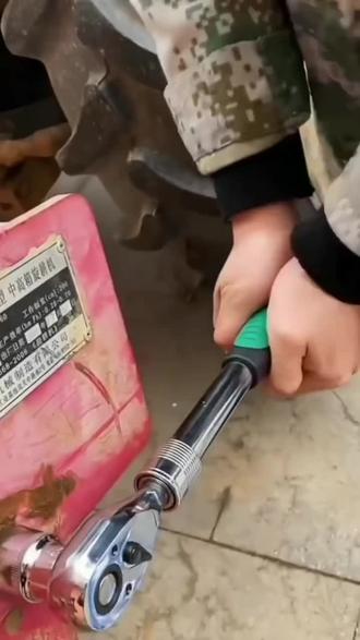 灭茬机旋耕机刀片拆卸工具雷沃沃德收割机履带72齿可伸缩棘轮扳手#拆卸工具 #可伸缩棘轮扳手 #棘轮扳手 #棘轮扳手套装 #好物推荐