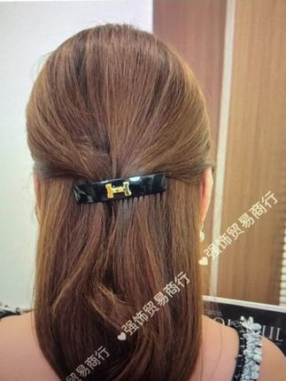 简约百搭 实力强的刘海梳来了~#碎发打理 #刘海碎发 #高颅顶神器 #头饰发饰 #简约大气