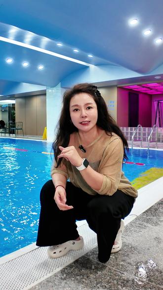 久坐党必看!游泳才是脊柱的天然理疗床 仰泳护颈、自由泳松背、蛙泳避坑!把被生活压弯的脊柱,“游” 回本该有的弧线~!#游泳健身 #体态矫正 #久坐党福音 #上班族运动指南