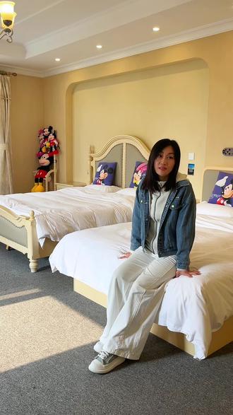 米奇主题的亲子房,一家三口,四口都能住得下,露台上是一线海景的室外温泉私汤泡池,泡温泉看海听海,享受惬意的亲子度假时光#创作者中心 #创作灵感 #温泉#度假酒店 #休闲娱乐