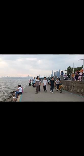 精足不思淫,气足不思食,神足不思眠。
精足以鹿为代表,鹿一年只交配一次。气足以乌龟为代表,乌龟整年不吃仍可生存。神足以鹤为代表,鹤飞千里后,只稍微一休息又可翱翔千里。
鹿因精足,所以从幼鹿到成鹿样貌都很年轻可爱。乌龟因气足,生命力特强,所以为长寿之表征。鹤自古至今似乎不曾有人发现其尸体。故有“千年龟,万年鹤”之一说。
鹿、乌龟、鹤这三种动物都不是肉食动物,所以欲求长生,仍须以蔬菜为主。天地万物都有一种非常奇妙的本能,就是“必须传宗接代”的潜能,譬如一棵竹子面临枯死之前,才大量开花,以求后代延续。人类和所有动植物也都一样有这种本能, 所以当人纵欲过度,极易耗尽生命,走入死亡之路。
道医认为,人体有“三宝”,即精、气、神。
精气神乃生命之根本,是维持人体生命活动的三大要素。只有养足了精气神,人体才会健康发展,少生疾病。