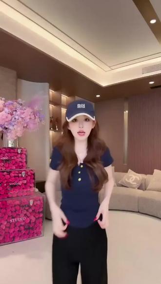 夏天通勤必备冰感面膜裤 通勤姐妹看过来 ✨
这条裤子是我夏天的命
冰感面料比不穿还凉快
办公室坐一天都不会皱
垂感超好往下坠不贴腿
宽边收腹设计遮小肚腩 🌸
黑色粉色黄色都好搭
#上班穿搭 #春夏穿搭 #零压通勤 #日常穿搭分享 #休闲裤穿搭