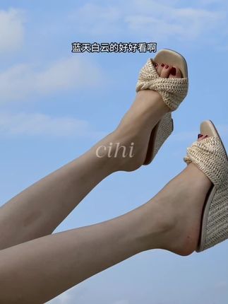 都给我去买!!我看看是谁还没有穿过这双轮回的坡跟鞋~ #轻松get夏日淡人穿搭 #cihi #给夏天一点颜色看看 #暑假出游穿搭#夏日轻氧感穿搭给视觉降降温
