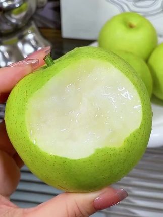 这可不是普通的梨,它是来自安徽砀山的青皮蜜梨,个个都长得圆溜溜的,特别可爱。别看它个头不大,但味道超赞!一口咬下去又脆又甜,满嘴都是果汁,简直就像在喝冰糖雪梨一样。而且它的皮很薄,肉质细腻无渣,老人小孩都能放心吃。#青皮蜜梨 #砀山酥梨 #脆冠梨 #应季水果 #现摘现发新鲜到家