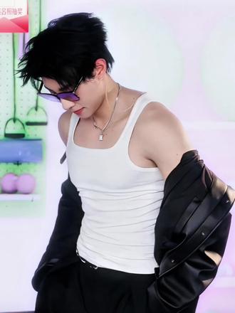 肩宽30米 的@马小宇 俯卧撑轻松撑起男主持人#这谁顶得住啊 哥哥太猛了😍#白背心yyds #向全世界安利 #新势力周