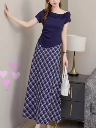 精选2025夏季流行的浅调格纹,用米白、浅咖交织出茶系温柔感,既延续了品牌标志性的立体裁剪基因,又融入街头随性张力。#女装穿搭#谁穿都好看的搭配