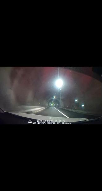 《归家路上的重庆隧道,治愈了多少打工人》 #隧道光影#归途有风 "穿过光与影的隧道,把一年的疲惫都留在身后"
#行车记录仪