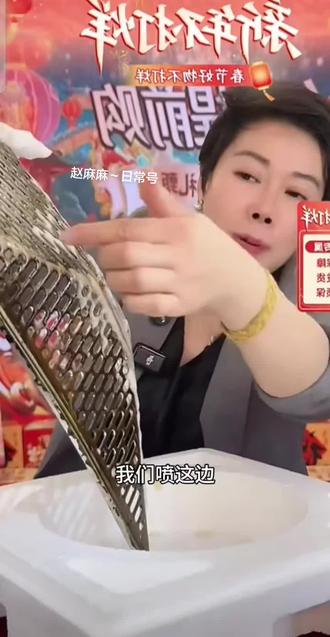 过年大扫除少不了水卫士油污净,简直太好用啦!直接喷上去静置几分钟油垢就自动溶解了,轻轻刷一刷擦一擦立刻干干净净,整个过程非常的爽非常的治愈!!#赵麻麻#水卫士#油污净 #大扫除#好用不贵经济实惠