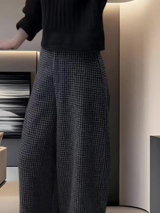 景倩妮韩系百搭毛呢格子加绒高腰显瘦九分阔腿裤,这条是格纹阔腿裤,版型宽松,格纹经典,穿着舒适又显腿长。