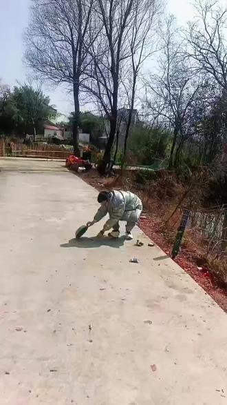 俺们村里的“狗盆”保不住了 😆#农村趣事 #民间实拍 #实拍原视频 #炸狗盆#安全路段拍摄 #危险动作请勿模仿