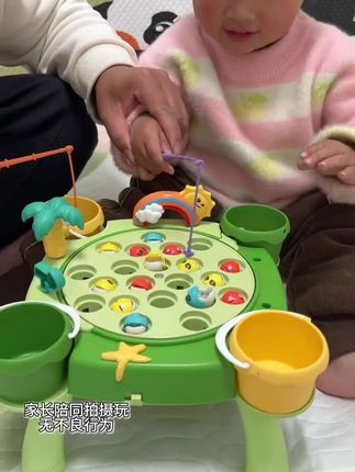 谁发明的这个玩具,真是太赞了,不仅锻炼手眼协调,培养专注力,玩了一上午也不捣乱了,爸爸哄娃真好哇#早教玩具#六一就是要快乐呀 #钓鱼玩具