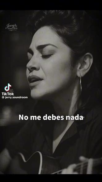 《No Me Debes Nada》是一首关于沉默、尊严和放手的安静力量的复古拉丁灵魂民谣。
这首歌的灵感来自20世纪50年代的经典灵魂乐和深夜爵士乐,融合了烟雾缭绕的人声、情感克制和诗意的西班牙语歌词,表达了没有怨恨的爱。
一首适合漫长夜晚、空荡荡的酒吧和重新学会呼吸的心的歌曲。
