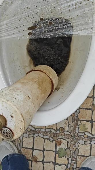 回水阀关一半,屋里变热了?有人说,回水总阀关掉一半,室内温度会提高两度,是真的吗?现在我来告诉你:认真看:
不是回水阀关一半有用,而是原本的地暖管线路存在短路,在大通量的情况下,热水都在最短路径里快速通过,长路径阻力大基本流不动,所以不热,所以最佳的方案不是关一半总回水阀,而是摸一下回水管哪一根明显比其他的热,单独关一半这个分回水阀,增大短路分水管的阻力,平衡整体水流量。
让所有分路的水都能均匀的流动。
如果有人关回水总阀室内温度能提高1到2度,那么按照我说的这样操作能提高四度。这种方法并不适用于所有用户。只适用于分路回水管温度不一样的情况。而且,需要让水循环半天到一天的时间才能见效果。还有什么暖气问题,请评论。#地暖清洗