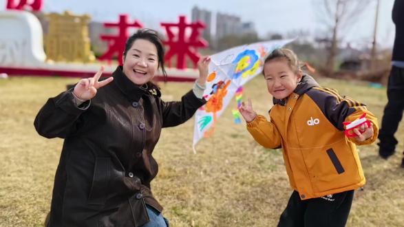 春有约,风不误。
亲子手绘风筝🪁来啦~
小朋友拿起彩笔🖌涂鸦风筝,
探索风筝飞上天的小秘密,在春风里收获快乐,和爸爸妈妈温暖相伴!
#正宇幼儿园#二十四节气#春分#亲子活动