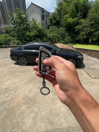 宝马刀锋钥匙很贵摔坏要肉疼啦,按上保护套简洁大气手感好好看 #汽车好物 #好物推荐🔥 #言午哥哥🔥 #宝马 #车钥匙保护套